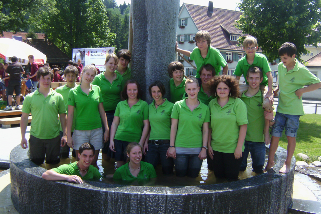 Abkühlung im Dorfbrunnen - Juka Treffen in Gestratz 2010
